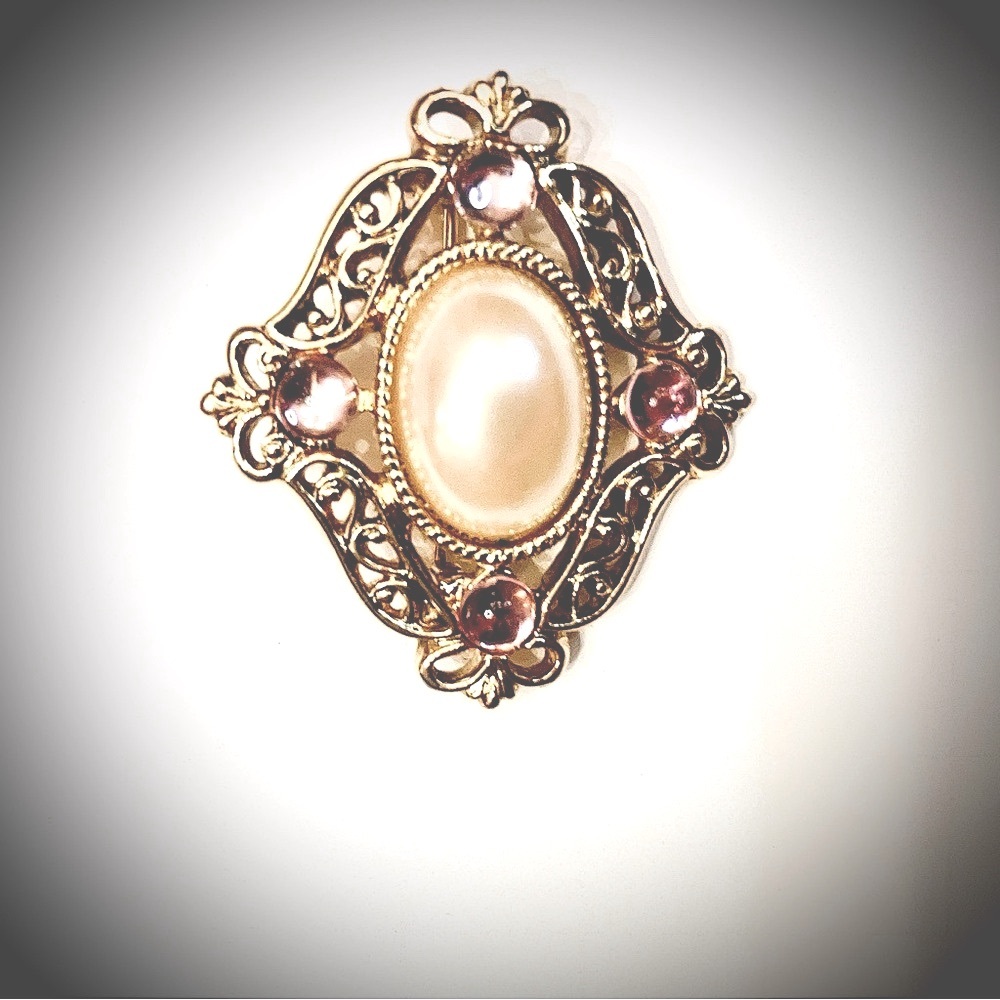 1928 Vintage Gold Brooch with a faux pearl and 4 small pink stones